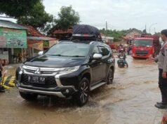 Hujan Deras Hingga Banjir Menggenang, Polres Bangkalan Terjunkan Personil Lengkap Urai Kemacetan