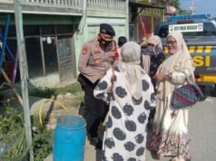 Personel Polres Lhokseumawe Jemput Warga Meunasah Mee Kandang Ikut Vaksinasi