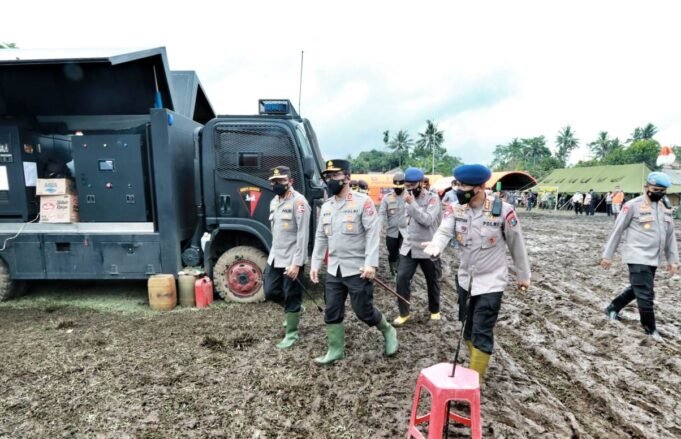 Kabaharkam Polri Cek Kesiapan Dapur Umum dan Posko Pengungsian yang Disediakan Oleh Polri