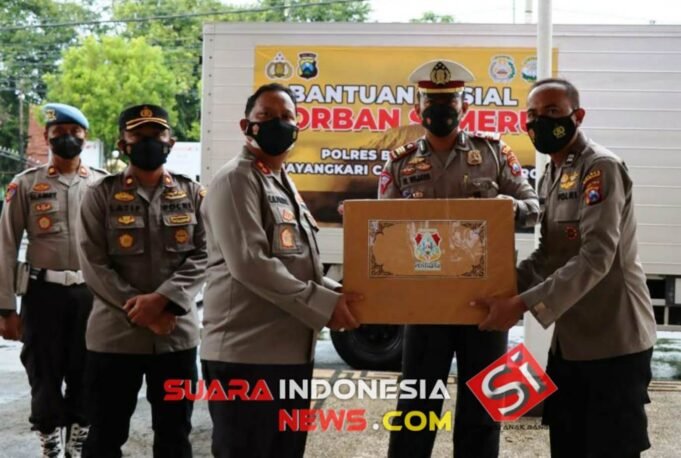 Kapolres Bojonegoro Distribusikan Bantuan ke Korban Letusan Gunung Semeru