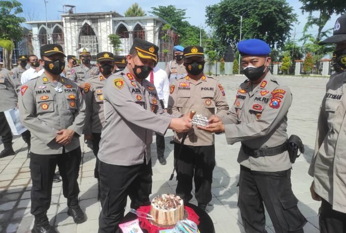 Kapolres Gresik Memberikan Surprise Anggota yang Ulang Tahun di Bulan Desember