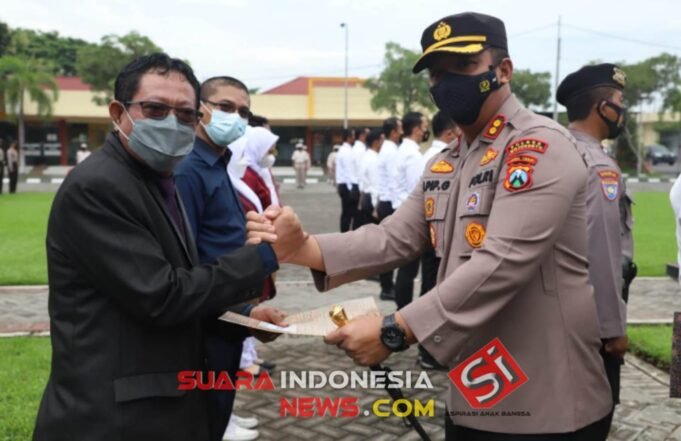 Kapolres Mojokerto Berikan Reward Untuk Anggota Berprestasi dan Relawan Percepatan Vaksinasi
