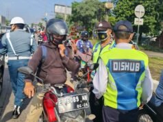 Kaposyan Terminal Harjamukti Polres Cirebon Kota, Ops Lilin Lodaya 2021 Bagikan Masker kepada Warga