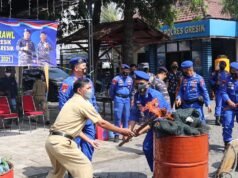 Momen HUT Ke 71 Airud, Kapolres Gresik Bakar Jaring Trawl