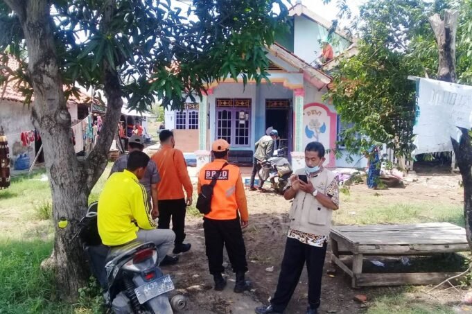 Personel Polresta Cirebon Sigap Tangani Bencana Alam