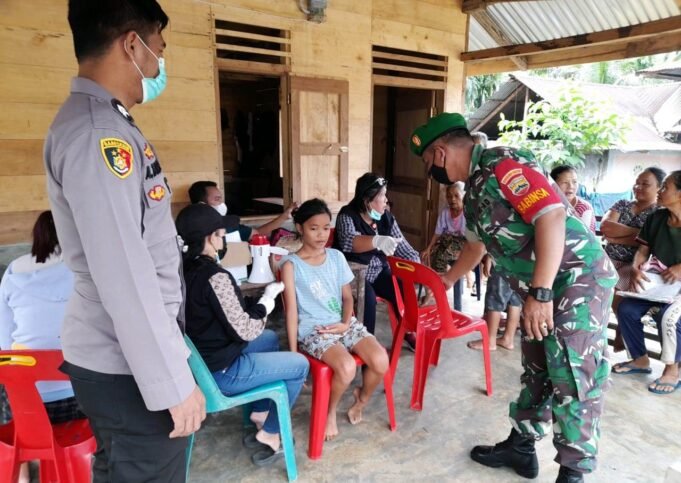 Personil Babinsa Koramil 10/Lolowau Menghadiri Pelaksanaan Vaksinasi Covid-19 di Desa Lolowau Kabupaten Nias Selatan