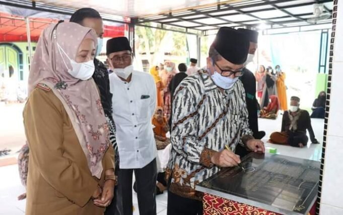Pesan Bupati Cirebon Untuk Kepala Desa Kasugengan lor yang Terpilih dan Meresmikan Pembangunan Renovasi Masjid Al – Huda serta Santunan Anak yatim-piatu