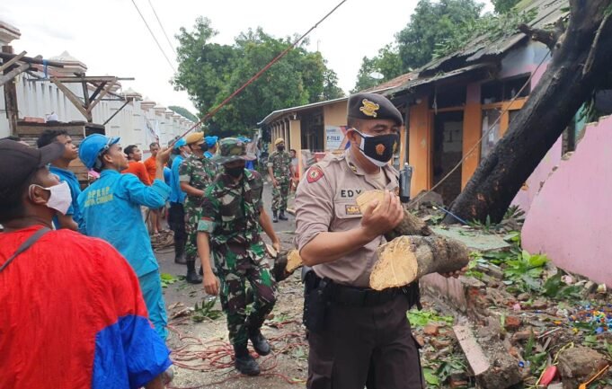 Sat Samapta Polres Cirebon Kota, Sigap Tangani Pohon Tumbang yang Menimpa Rumah Warga