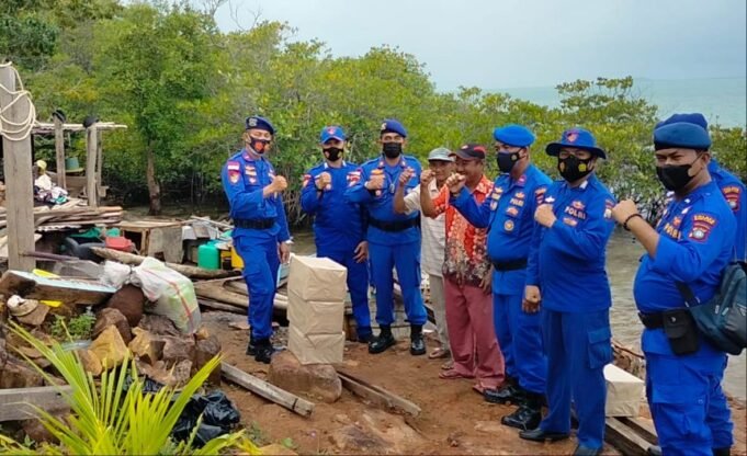 SatPol Air Polres Bintan Sambangi dan Berikan Bantuan Kepada Warga Korban Bencana Alam