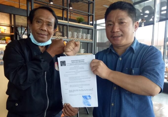 Struktur Kepengurusan DPW Partai UKM Indonesia Propinsi NTT Resmi Terima SK
