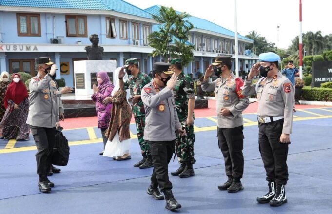Terbang ke Lumajang, Kapolri Tinjau Langsung Korban Erupsi Gunung Semeru