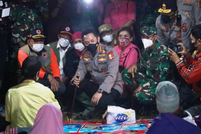 Tinjau Lokasi Pengungsian di Lapangan Sumber Wuluh Lumajang, Kapolri : Kita Lihat Kesiapan Satgas dan Tim DVI