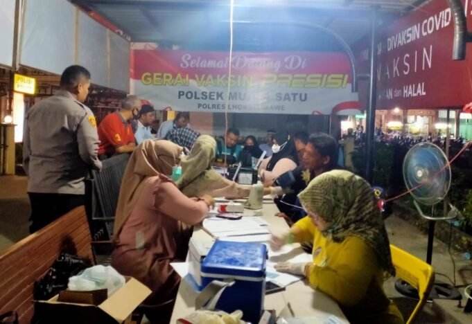 Vaksinasi Malam Hari Polres Lhokseumawe, Usai Vaksin Juga Dapat Sembako