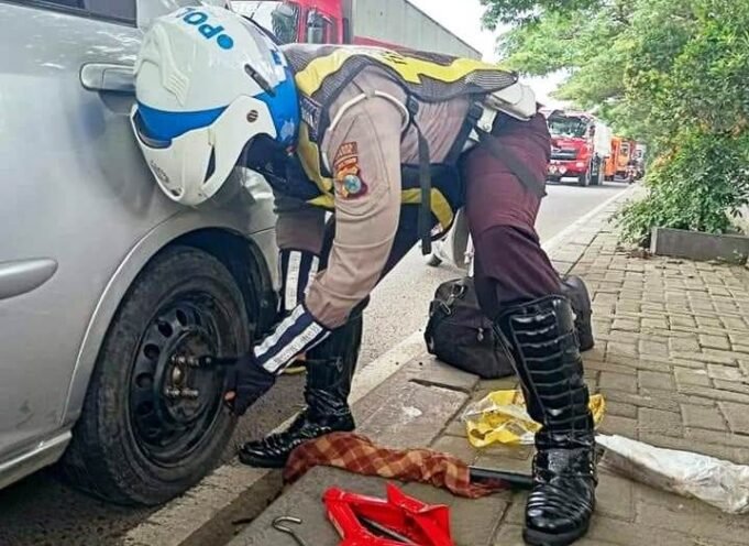 Anggota Satlantas Polres Gresik Bantu Sopir yang Alami Pecah Ban