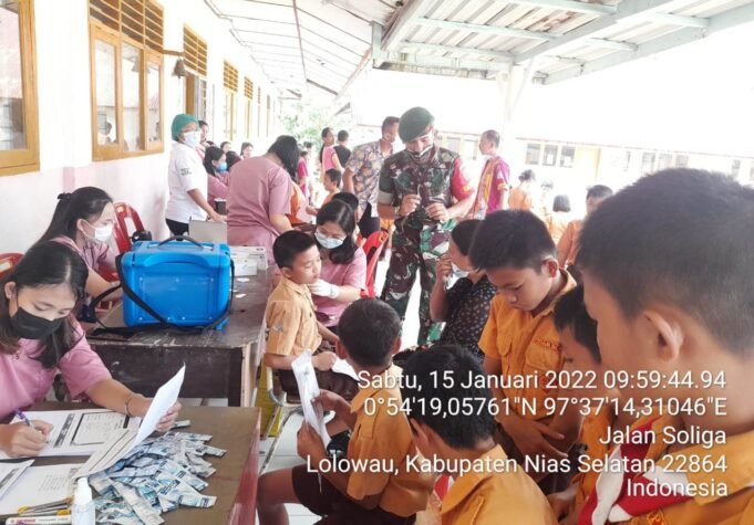 Babinsa Koramil 10 Lolowau Kodim 0213/Nias, Mendampingi Pelaksanaan Vaksin Covid-19 di SD Togizita