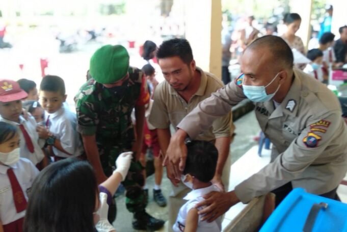 Babinsa 10 Lolowau Kodim 0213/Nias, Menghadiri Pelaksanaan Serbuan Vaksin Covid-19 di SDN 078549 Botohili