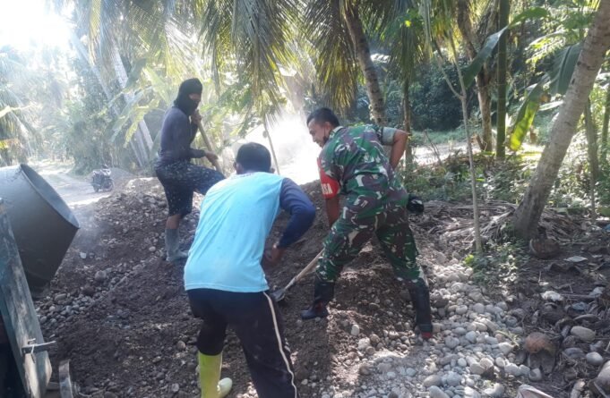 Semangat Gotong Royong Babinsa Kodim Aceh Utara Bersama Warga Perbaiki Jalan Rusak