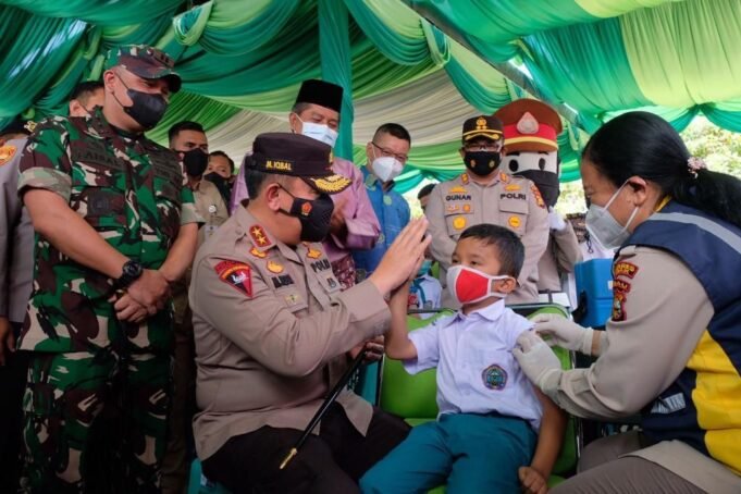 Kapolda Riau : Vaksinasi Menyelamatkan Rakyat Dari Tranmisi Covid-19 Varian Omicron