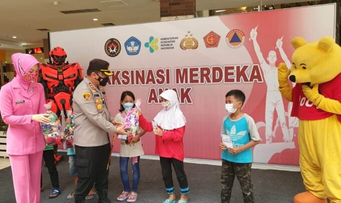 Kapolres Ciko dan Ketua Bhayangkari Cabang Cirebon Kota, Berikan Semangat dan Bingkisan Untuk Anak Peserta Vaksin