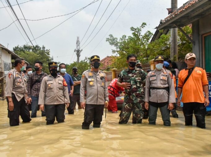 Kapolresta Cirebon Tinjau Lokasi Banjir di Kecamatan Waled