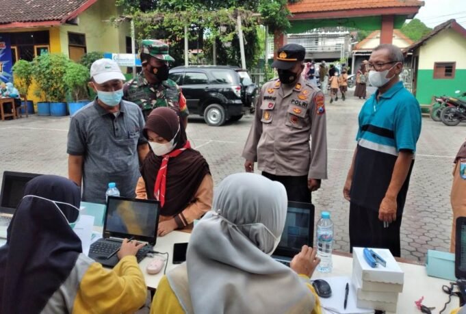 Kapolsek Cerme Bersama Forkopimcam Monitoring Vaksinasi Merdeka Anak di UPT SD Cerme Kidul