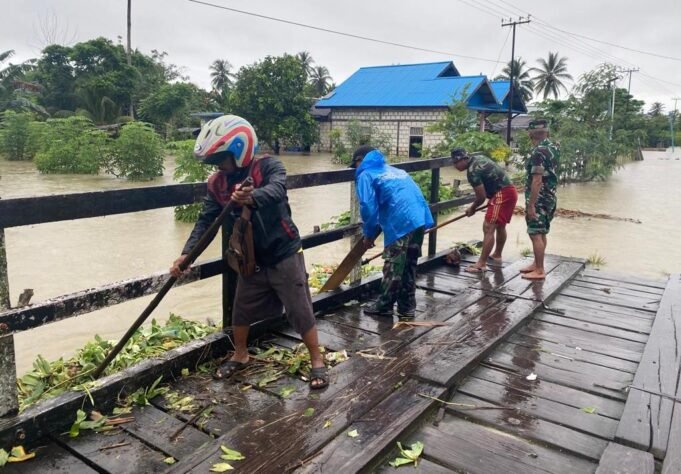 Koramil 1701-11/Nimboran Bantu Warga Terdampak Banjir