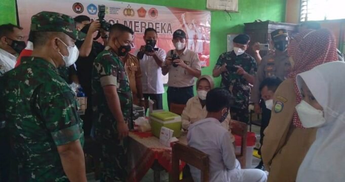 Kunjungan Kodim dan Polres Giat Vaksinasi di SDN 1 dan 2 Junti Kebon