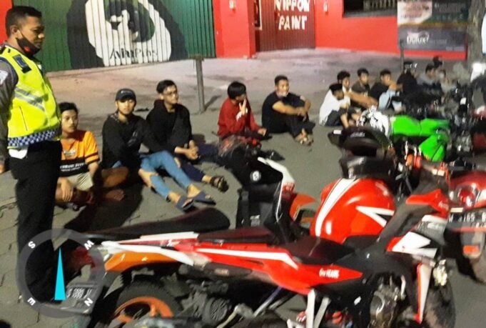 Razia Balap Liar, Belasan Remaja Dorong Sepeda Motor ke Polres Gresik