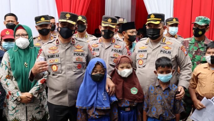Wakapolda Jawa Timur Tinjau Vaksinasi di SDN 51 Gresik