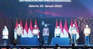 Wali Kota Tebing Tinggi Terima Penghargaan Penggerak Program Inklusi Keuangan Nasional Dari OJK RI