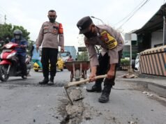 Antisipasi Kecelakaan, Pesonil Polsek Manyar Menambal Jalan Berlubang Dengan Cor Semen di Jembatan Sukomulyo