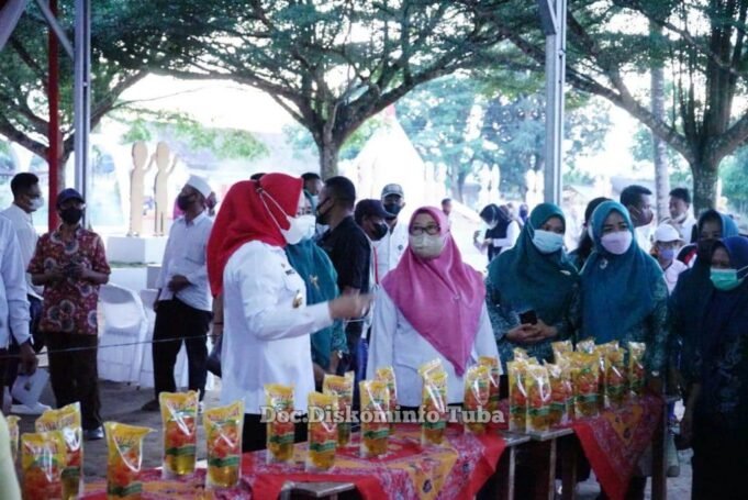 Bupati Winarti Lakukan Operasi Pasar Minyak Goreng Sekaligus Memberikan Dana Desa di Kecamatan Banjar Agung