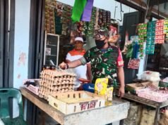 Cek Harga Sembako di Pasar Tradisional, Babinsa Ingatkan Pedagang Agar Tetap Mematuhi Prokes