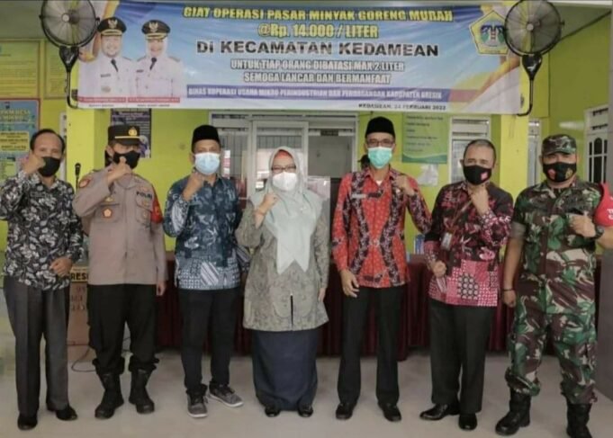 Kapolsek Kedamean Menghadiri Operasi Pasar Murah Minyak Goreng di Balai Desa Cermen