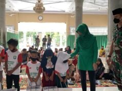 Jum’at Barokah, Dandim 0103/Aceh Utara bersama Ketua Persit KCK Cabang XX Dim 0103, Berikan Santunan kepada Anak Yatim