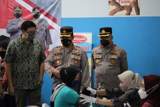 Kapolres Gresik Tinjau Vaksinasi Booster Pekerja di Perusahaan