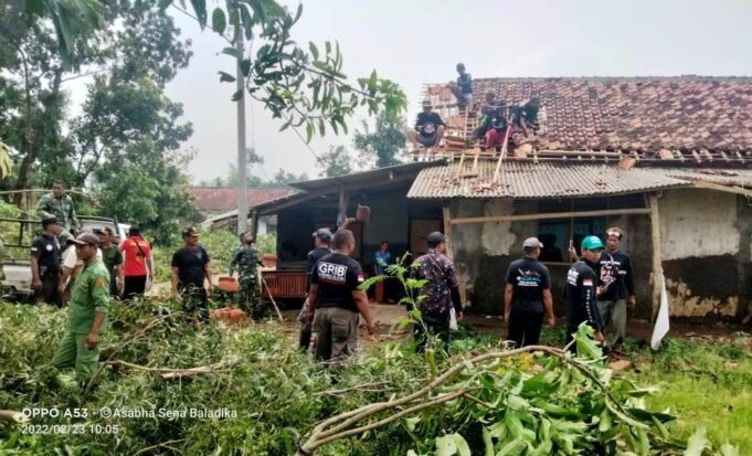 Puting Beliung Melanda Desa Mekarjaya, Jajaran Koramil 1615/ Haurgeulis Sigap Bantu Korban Bencana