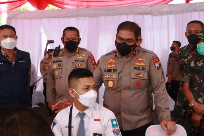 Wakapolda Jatim Cek Vaksinasi Serentak di Lamongan