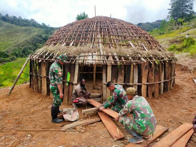 Wujud Cinta Prajurit 412 Kostrad Kepada Warga di Pedalaman Papua Dukung Pembangunan Honai