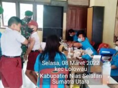Babinsa Koramil/10 Lolowau Melaksanakan Pendampingan Vaksin Covid-19 di SDN No. 071201 Impres Desa Lolowau