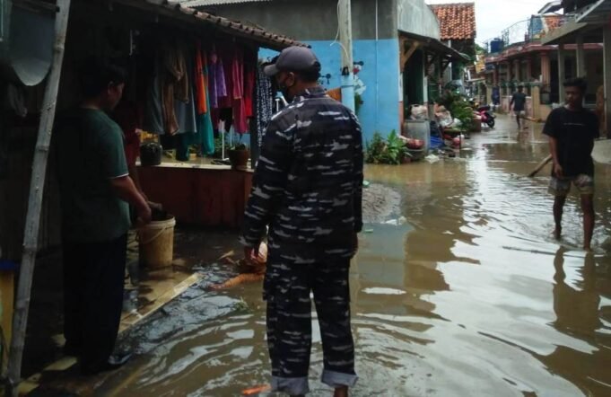 Bantu Penanganan Banjir, Lanal Banten Terjunkan Tim Evakuasi Warga di Serang