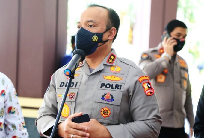 Dengan Pesawat, Satgas Damai Cartenz Kirim Bantuan Bibit Babi ke Warga Yahukimo