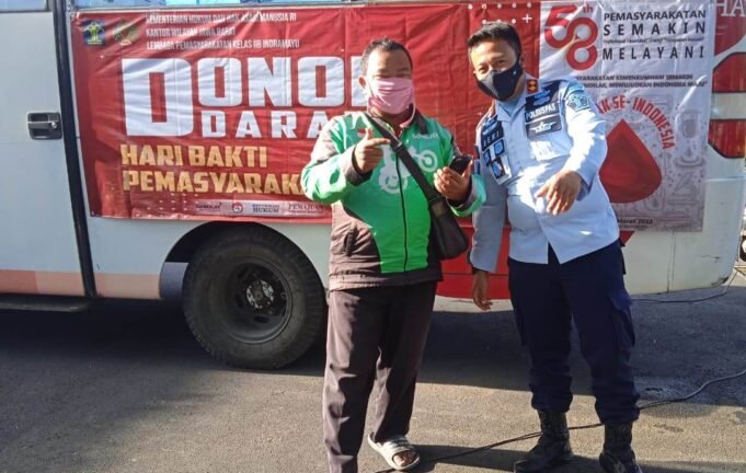 Driver Ojol Ikut Partisipasi Donor Darah di Lapas Indramayu