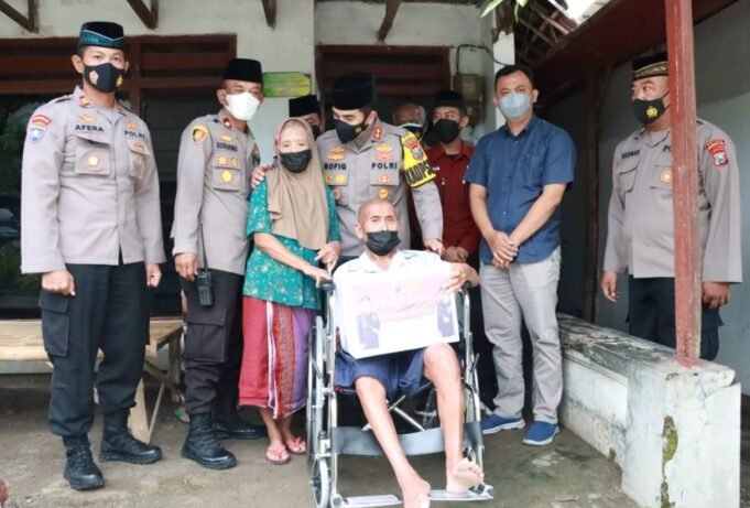 Polri Peduli, Mbah Karmaen Penderita Stroke Mendapat Bantuan Rehap Rumah dan Kursi Roda dari Polresta Mojokerto