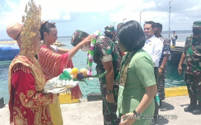 Dandim 0213/Nias Lakukan Kunjungan Perdana di Pulau – pulau Batu Nias Selatan, Disambut Dengan Adat Setempat