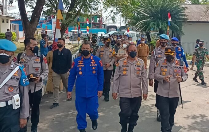 Kapolres Ciko Dampingi Kapolda Jabar Kunjungi Nelayan Cirebon, Tinjau Vaksinasi serta Berikan Bansos dan Asuransi