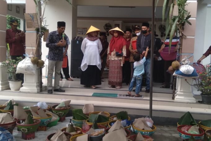 Pemdes Mekargading Gelar Adat Mapag Sri