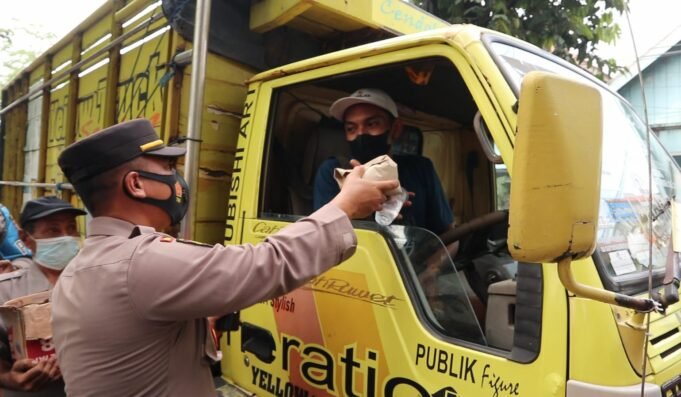 Terjebak Macet di Pantura, Polres Gresik Bagikan Nasi Bungkus dan Air Mineral Kepada Sopir