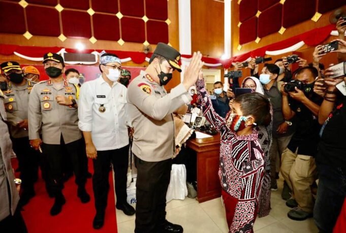 Kabareskrim Polri dan Kapolda Jatim Cek Pelaksanaan dan Pencapaian Vaksinasi Covid-19 di Pamekasan