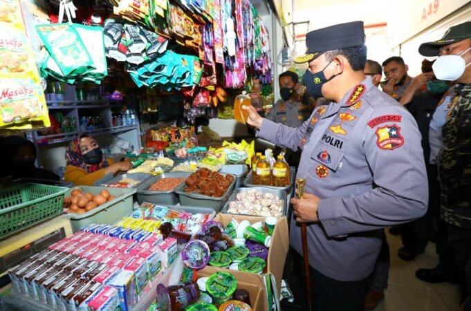 Kapolri Tinjau Pasar Sehat Sabilulungan Soreang, Pastikan Ketersediaan Minyak Curah dan Sembako Jelang Ramadhan Tercukupi